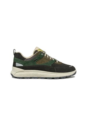 Sneaker verde scuro e nero realizzato in suede e mesh, con una parte superiore testurizzata, dettagli riflettenti e una suola bianca ammortizzata.