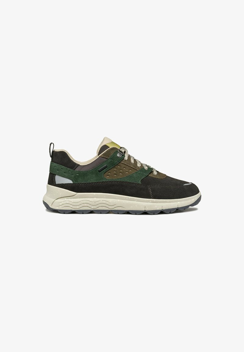 Sneaker verde scuro e nero realizzato in suede e mesh, con una parte superiore testurizzata, dettagli riflettenti e una suola bianca ammortizzata.