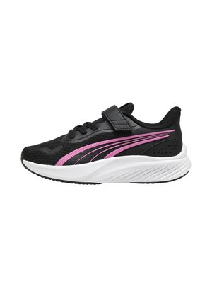 Scarpa da ginnastica atletica nera con striscia rosa, suola bianca, tomaia in mesh, lacci e singolo velcro, mostrata di profilo su sfondo bianco.