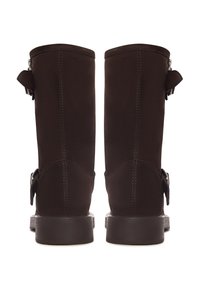 Cizme din piele întoarsă maro, cu toc plat, prevăzute cu două curele laterale și catarame, textură netedă și design cu vârf rotunjit.