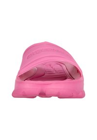 Vaaleanpunaiset kumiset liukusandaalit, joissa on leveä hihna, teksturoitu sisäpohja ja pyöristetty varvasosa. Yläosassa on "ENDURAN" -brändäys.