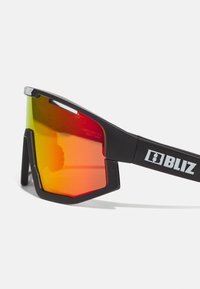 Ochelari de soare sport negri, cu un design înconjurător, lentile oglindă roșu-portocalii și logo-ul "BLIZ" pe brate, așezați pe o suprafață albă.