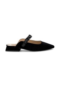Scarpe slingback in suede nero con punta affilata e tacco a blocco. Decorazioni nere sull'astuccio alla caviglia aggiungono dettaglio.