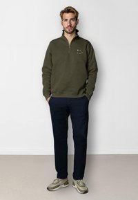 Clean Cut Copenhagen PATRICK HALF-ZIP  - Felpa - army green