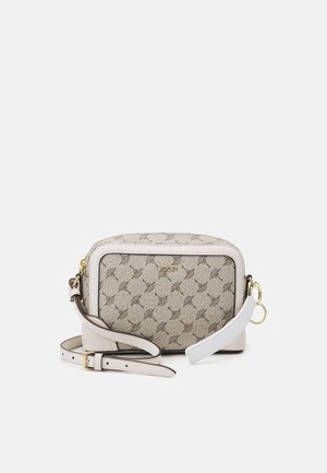 Sac bandoulière beige avec un extérieur à motifs, équipé de quincaillerie dorée, d'une fermeture éclair et d'une sangle ajustable. Texture lisse et forme structurée.