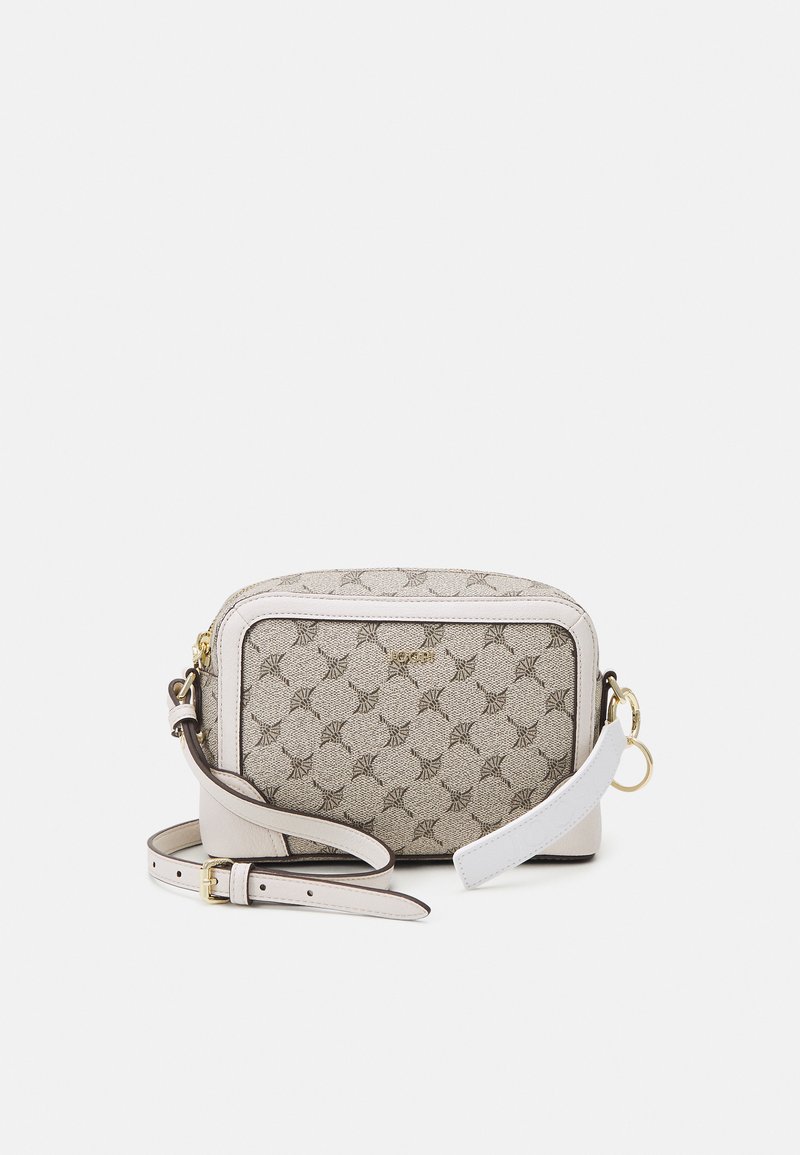 Beige crossbody tas met een patroon aan de buitenkant, featuring gouden hardware, een ritsluiting en een verstelbare schouderband. Vlotte textuur en gestructureerde vorm.