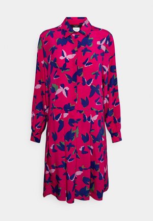 Jasně růžové dlouhé šaty s límečkem, zapínáním na knoflíky a vícebarevným motivem motýlů v námořnické modři, růžové a zelené.