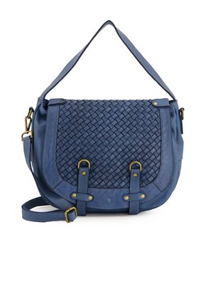 Blaues Lederhandtasche mit gewebter Textur, verstellbarem Tragegurt, Hardware in goldfarbener Ausführung und Akzenten. Verfügt über zwei vordere Schnallen zum Verschließen.