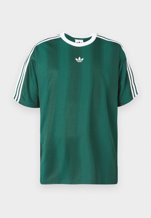 Grønn Adidas T-skjorte med hvit ribbestrikket krage, tre hvite striper på ermene og Adidas trefoil-logo på midten av brystet.