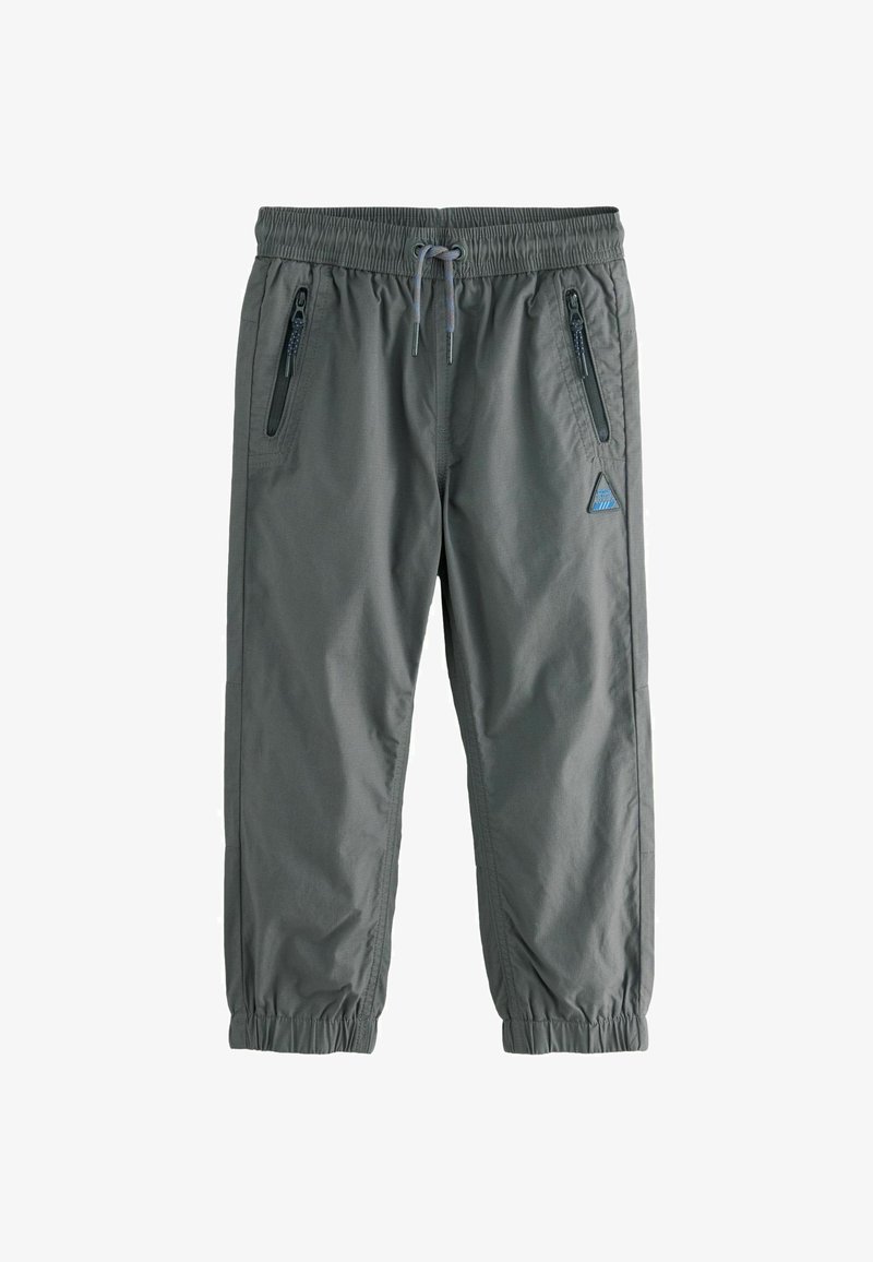 Graue Sporthose mit elastischem Bund, verstellbarem Zugband und zwei seitlichen Reißverschlusstaschen. Mit schmal zulaufenden Bündchen und einem Logo-Patch.