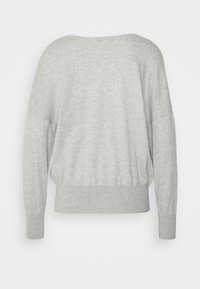 Grå pullover sweatshirt med rund halsudskæring, ribbet kant og dropped skuldre, lavet af blødt, tekstureret stof.
