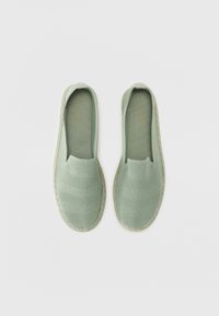 Groene instap schoenen met een gegolfde mesh bovenkant, elastische openingen en een jute-stijl gevlochten zool. Licht en ademend ontwerp.