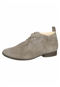 Lichtbruine suède enkellaars met dunne vetersluiting, ronde neus, platte hak en een lusje aan de achterkant.