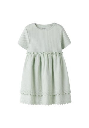Robe vert clair à manches courtes avec corsage côtelé, taille froncée et ourlet double couche festonné avec détails de broderie.