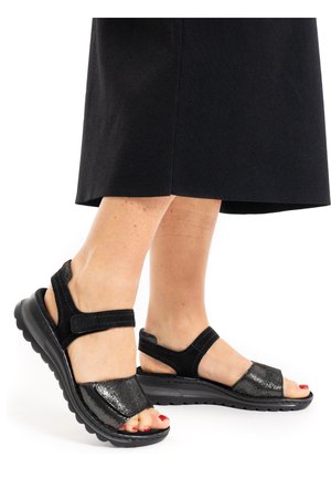 Schwarze Sandalen mit strukturiertem Finish, verstellbaren Riemen und gepolsterter Sohle. Verfügt über ein offenes Zehendesign und kontrastierende Materialien.