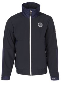Námořnická softshell bunda s vysokým límcem, plným bílým zipem, vyšívaným logem na hrudi, texturovanými detaily na rukávech a elastickými manžetami.