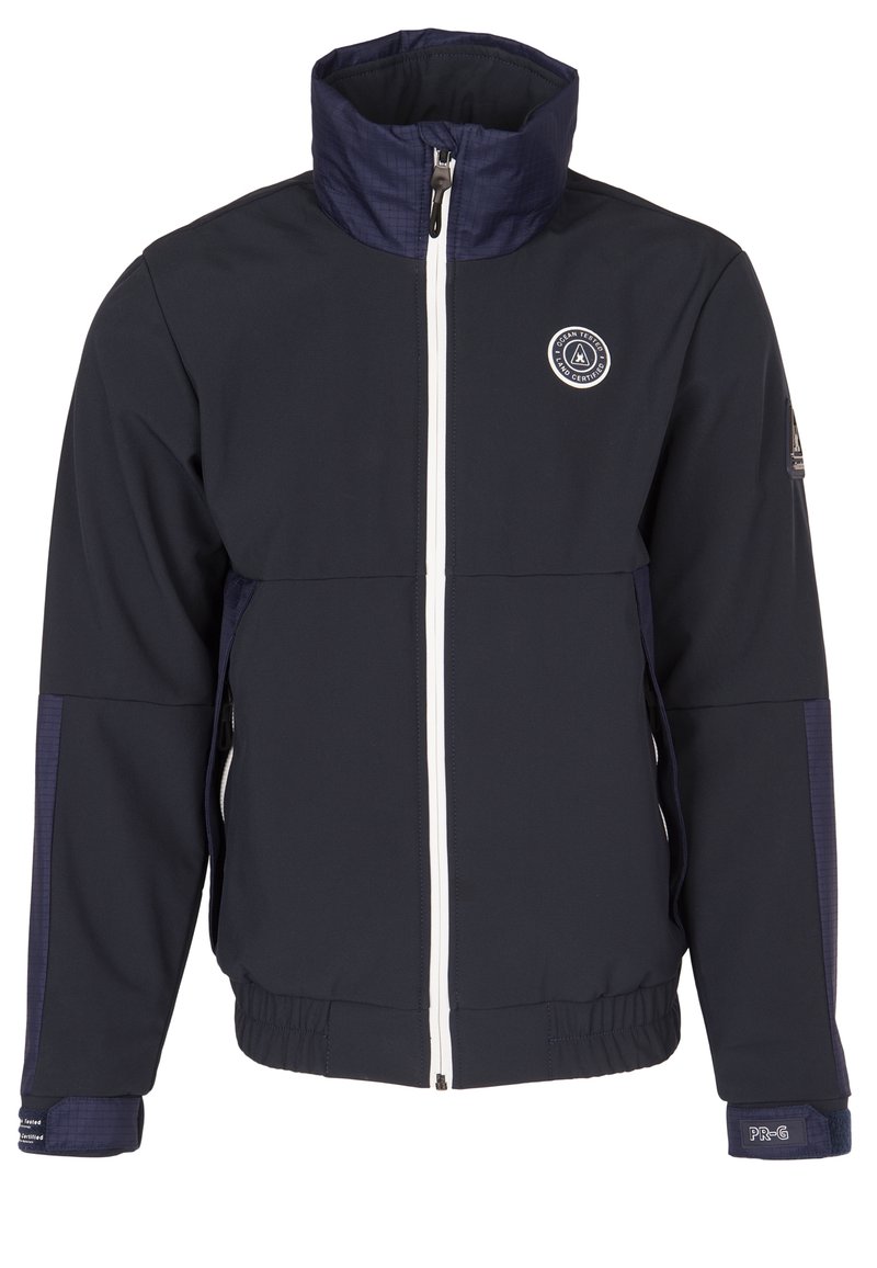 Námořnická softshell bunda s vysokým límcem, plným bílým zipem, vyšívaným logem na hrudi, texturovanými detaily na rukávech a elastickými manžetami.