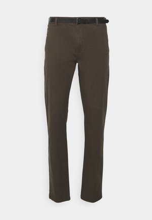 Brūni kokvilnas bikses ar taisnu kāju dizainu un melnu jostu. Iespējami priekšējie kabatas un tīra, teksturēta apdare.