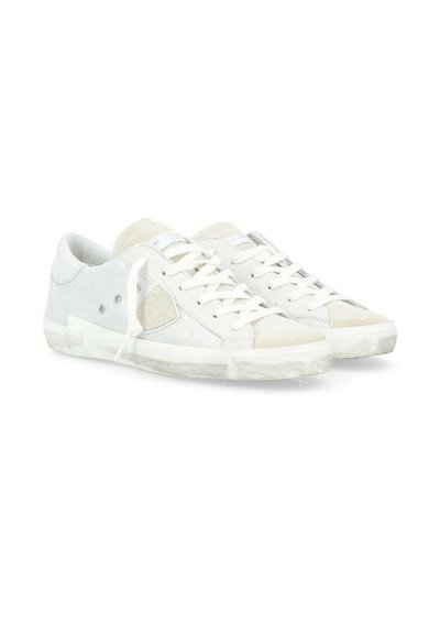 Sneakers bianchi realizzati in materiali scamosciati e in pelle. Presentano una superficie testurizzata, lacci piatti e una suola in gomma con lievi discromie.