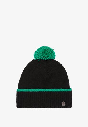 Svart strikket lue med en grønn dusk på toppen og et grønt bånd rundt kanten. Har en liten metalllogo på siden.