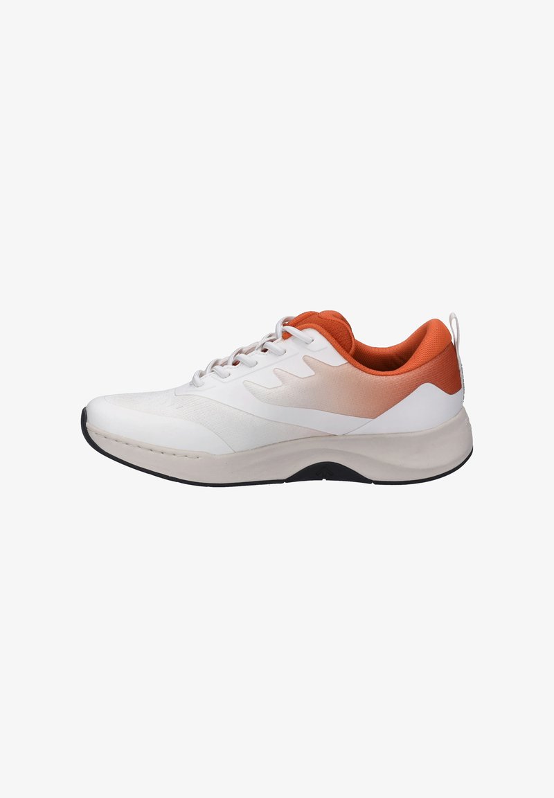 Bílé sportovní tenisky s oranžovou patou a gradientovými akcenty. Mají texturovaný svršek, šněrovací design a polstrovanou podrážku s černým vzorkem.