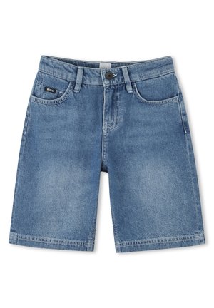 Blå denimshorts med knap- og lynlås lukning, forlommer, bæltestropper og et lille sort "BOSS" mærke på højre lomme.