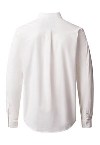 Witte lange mouw dress shirt gezien vanuit de achterkant met een centrale plooi, knoopmanchetten en een klassieke kraag op een witte achtergrond.