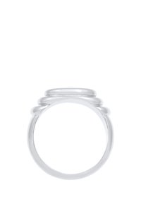 Sølvring med en glat bande og tre stablede cirkulære accenter øverst, der skaber et moderne lagdelt design.