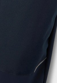 Marineblaue Sportshorts aus strukturiertem Stoff mit einem glatten Bund und einem kleinen reflektierenden Akzent nahe der Naht.