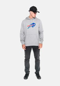 New Era Jersey con capucha - grau