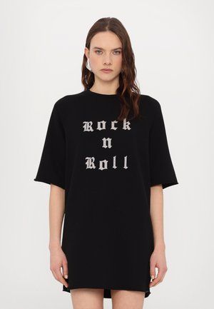 Černé oversized šaty s dlouhým rukávem vyrobené z měkké tkaniny, s potiskem "Rock n Roll" v šedém gotickém písmu na přední straně. Krátké rukávy.
