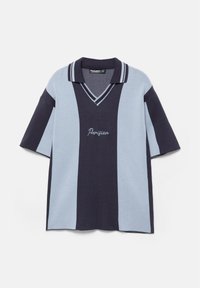 Polo en maille manches courtes avec des rayures verticales bleu marine et bleu clair et "Parisien" brodé sur la poitrine.