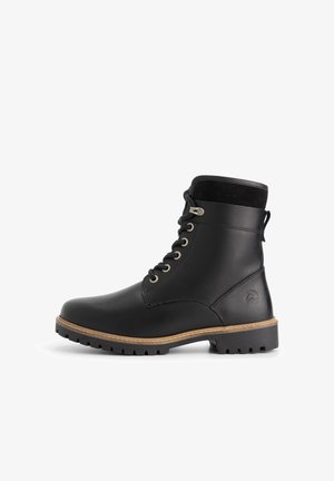 Zwarte leren enkelboot met een gestructureerde zwarte kraag, ronde neus, zilveren oogjes en een rubberen zool met diepe profiel. Heeft een ingebrand logo aan de zijkant.