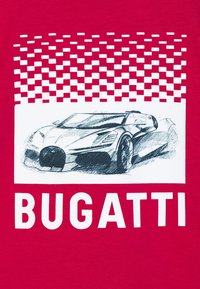 Grafica bianca di una vettura sportiva Bugatti su uno sfondo rosso, con un motivo a scacchi sopra e il testo "BUGATTI" in lettere bianche in grassetto sotto.