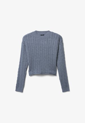 Maglione grigio corto con texture a coste, scollo rotondo e maniche lunghe, realizzato in un morbido materiale lavorato a maglia.