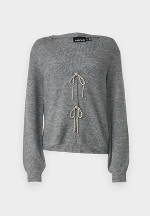 Siv krojen pulover z V-izrezom in dolgimi rokavi, ki ima spredaj dva okrasna vrvica ter rebraste manšete in rob.