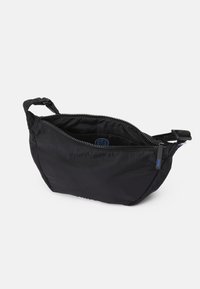 Borsa nera in nylon con chiusura a zip, caratterizzata da una texture liscia, una forma curva e un piccolo etichetta blu sul lato.