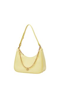 Sac bandoulière en cuir jaune avec chaîne dorée et sangle ajustable, forme croissant, et petit pendentif logo rond sur le devant.