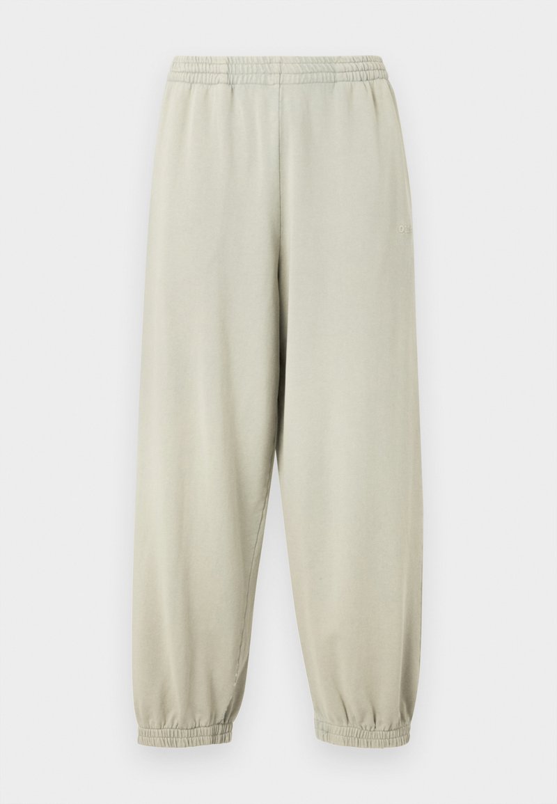 Pantalons gris clair à taille élastique avec une coupe décontractée, des jambes fuselées et des poignets resserrés. Texture lisse avec un branding subtil sur le côté.