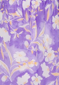 Tecido floral roxo com padrões de flores brancas e laranjas, acompanhados de folhas verdes, criando um design suave e texturizado.