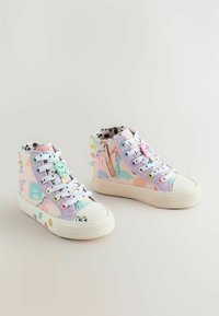 Sneaker alte con motivi pastello viola e rosa, punte in gomma bianca, e décor decorativi, tra cui occhi in stile cartone animato e una cerniera.