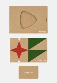Tre carte di carta kraft disposte verticalmente: una con un ritaglio triangolare, una con una stella rossa e forme verdi, una semplice con "zalando" in bianco.