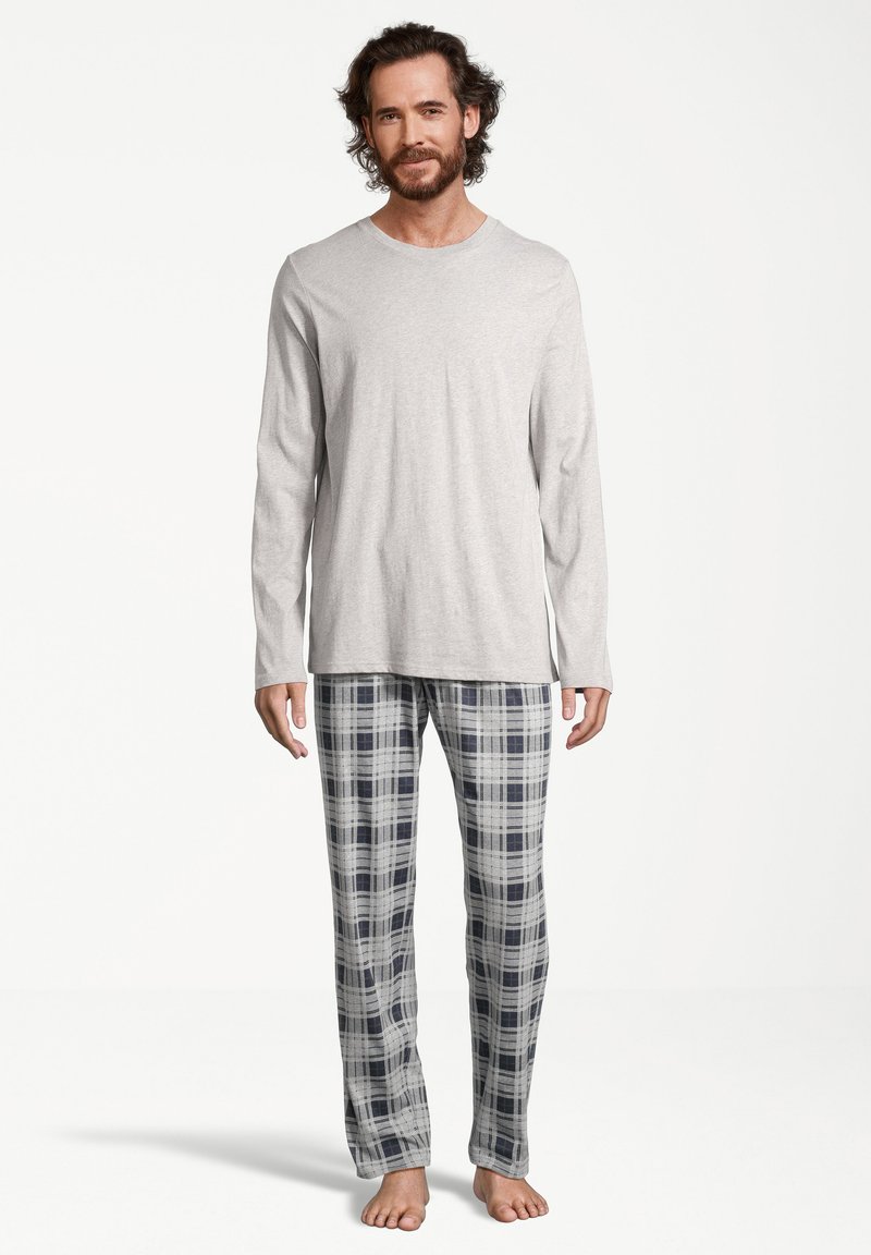 Maglietta a maniche lunghe grigio chiaro abbinata a pantaloni da pigiama a quadri blu e grigi, realizzati in tessuto morbido. Presenta una vestibilità comoda e un design a gamba dritta.