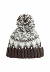 Gebreide beanie in grijs, wit en bruin met een gestructureerde ribbelmanchet, voorzien van een centraal geometrisch patroon en een grote pompon bovenop.
