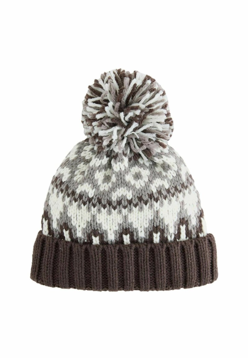 Gebreide beanie in grijs, wit en bruin met een gestructureerde ribbelmanchet, voorzien van een centraal geometrisch patroon en een grote pompon bovenop.