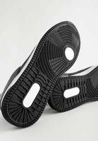 Next COURT- REGULAR FIT - Tossud - black white