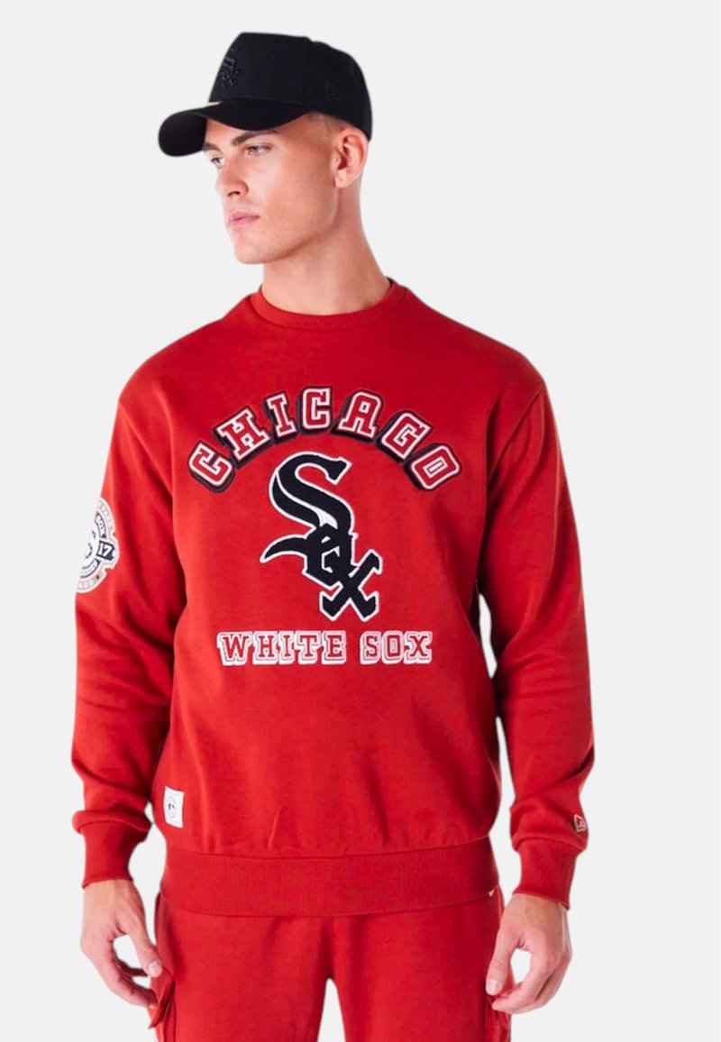 Felpa rossa con collo rotondo che presenta il testo e il logo "Chicago White Sox", con polsini e orlo a coste, tessuto spesso e un design sportivo.