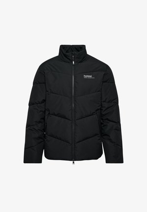 Schwarze Steppjacke mit hochgeschlossenem Kragen, Reißverschluss und horizontalem Steppmuster. Gesticktes Logo auf der oberen linken Brust.