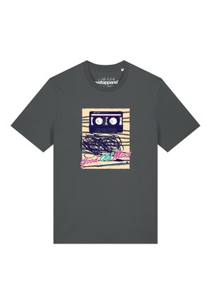 T-shirt gris foncé avec un motif de cassette emmêlée et le texte "Good Old Mess" en lettres colorées sur le devant.