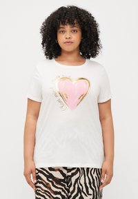 Tricou alb din bumbac cu mâneci scurte, având un grafic în formă de inimă roz conturat în aur, cu textul "Minte curată, inimă puternică."